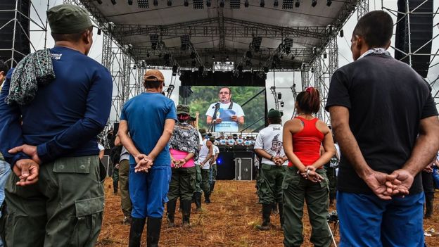 El comandante guerrillero Rodrigo Londono habla sobre el gran escenario montado a cielo abierto.