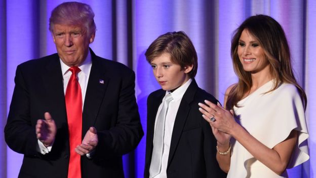 Donald Trump, su hijo menor Barron y su esposa Melania.