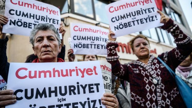 Cumhuriyet gazetesi önünde protesto