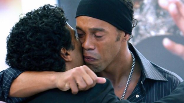 Ronaldinho se abraza a su hermano Roberto