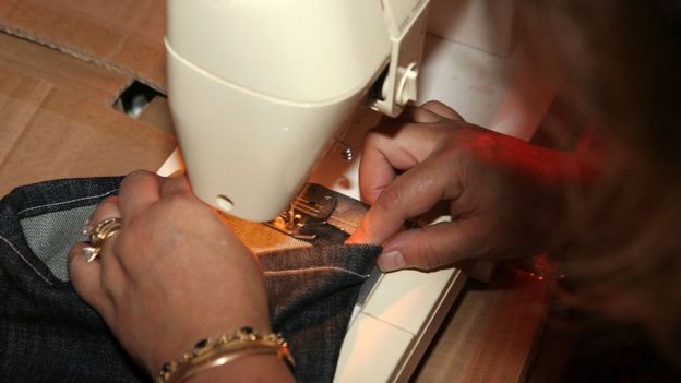 Mujer con una máquina de coser.