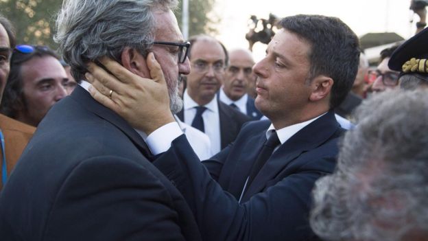 Matteo Renzi gripping the head of Michele Emiliano and speaking to him face to face, July 12 2016
