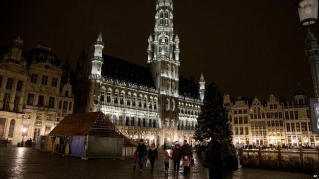 A family walk through the Grand Place in central Brussels 21/11/2015