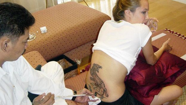Sompong Kanphai tatuando la espalda de Angelina Jolie.