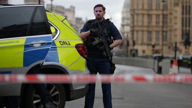 英国议会大厦外面发生枪击事件，警方封锁现场及周边地段。