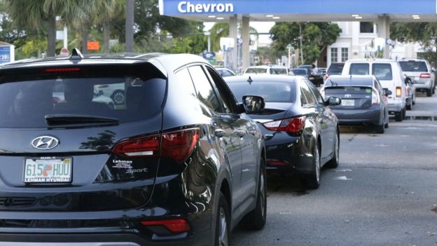 Cola de vehículos para abastecerse de gasolina en Florida.