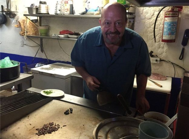 Alejandro Escalante em sua cozinha
