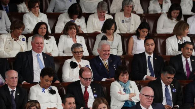 身着白衣的美国国会女议员。