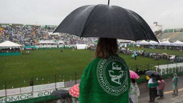 Hincha del Chapecoense bajo la lluvia