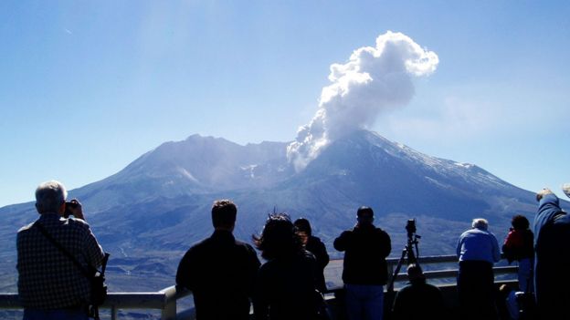 Monte Santa Helena despidiendo cenizas y humo en 2004