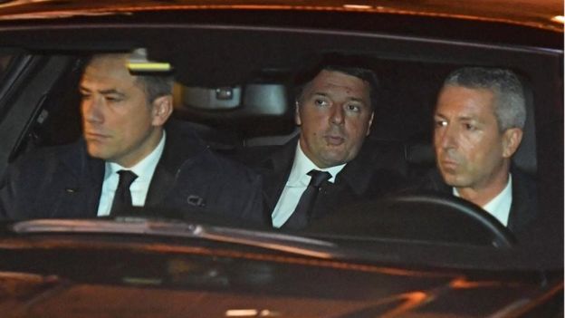 Italian PM Matteo Renzi (c) arrives by car at the Quirinale Palace on 5 December 2016