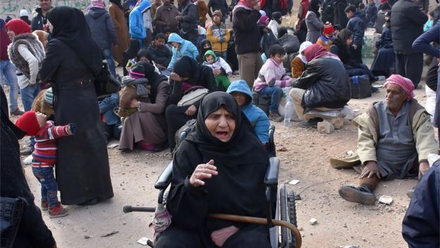 عوائل سورية هاربة من شرقي حلب