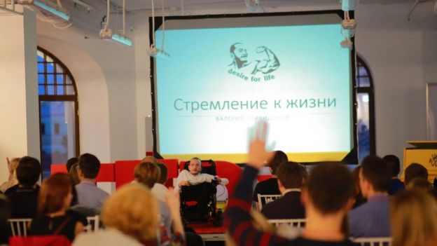 El ruso dando una charla sobre la organización Desire for Life.