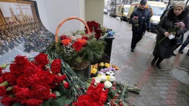 وضع بعض سكان موسكو أكاليل الزهور في العاصمة ترحما على أرواح أعضاء الفرقة الموسيقةالعسكرية الشهيرة