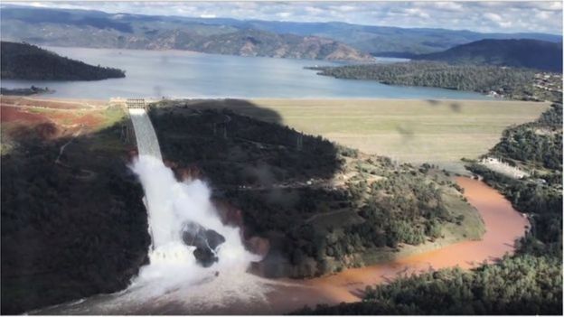 Nước tràn bờ của đập tràn tại Đập Oroville ở California, ngày 11/2/2017