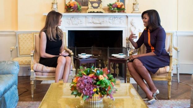Melania Trump e Michelle Obama durante encontro na Casa Branca