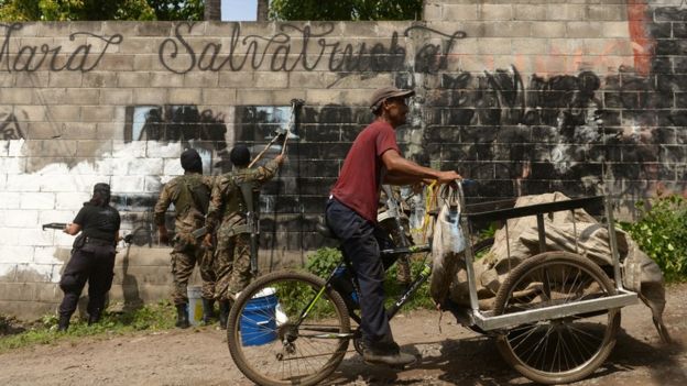 Miembros del ejército pintan murales de apoyo a las Maras.