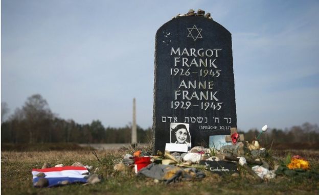 Túmulo simbólico para Anne Frank e sua irmã, Margot, no campo de Bergen-Belsen