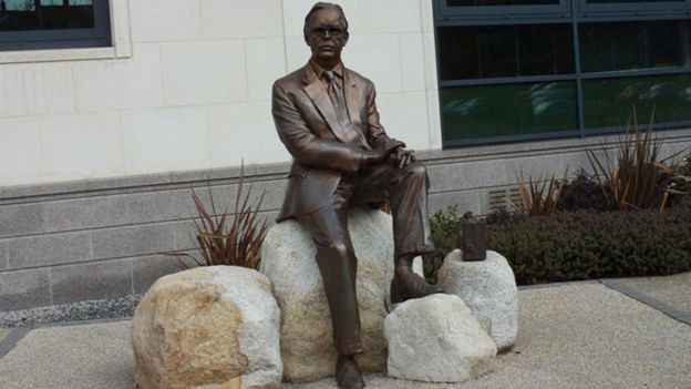 Estatua de Frank Pantridge en un centro cívico del condado de Antrim, en Irlanda del Norte.