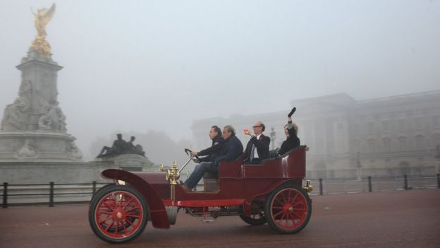 Drivers pass Buckingham Palace