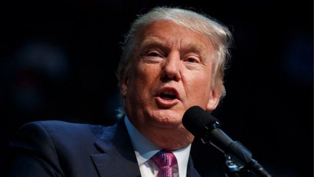 Donald Trump fala ao microfone