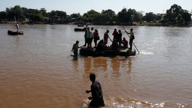 Migrantes atraviesan el río Suchiate que divide a México y Guatemala