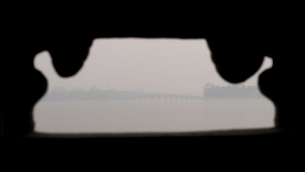 雾霾中的北京颐和园十七孔桥