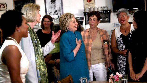 Hillary Clinton con un grupo de mujeres en el sur de California