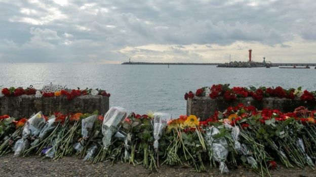 وُضعت أيضا أكاليل الزهور في شاطئ البحر الأسود بالقرب من المكان الذي يعتقد أن الطائرة سقطت فيه