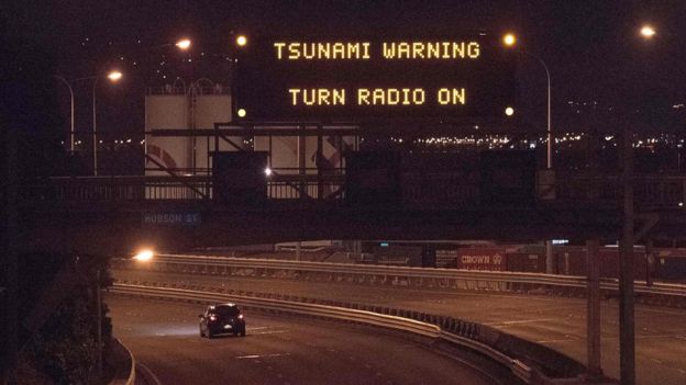 Un cartel de carretera informa de la alerta de tsunami en Nueva Zelanda.