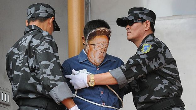 Performance de protesta simula una ejecución en Corea del Norte.