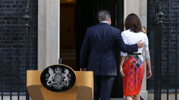 David Cameron entra al 10 Downing Street con su esposa después de anunciar su dimisión