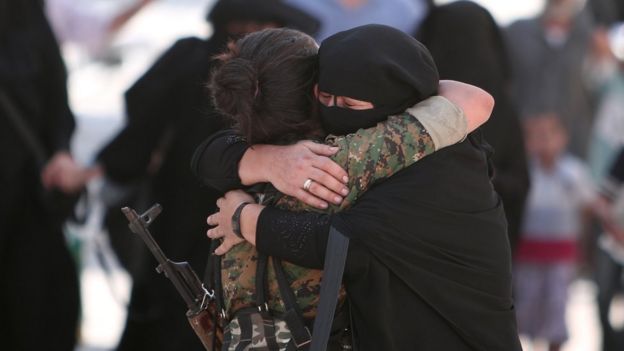 Manbij woman hugs female SDF fighter (12 August)