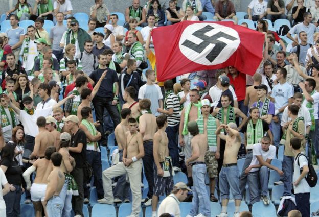 Los seguidores del Karpaty Lviv sostienen una bandera nazi en el partido contra el Dynamo en Kiev el 19 de agosto de 2007.