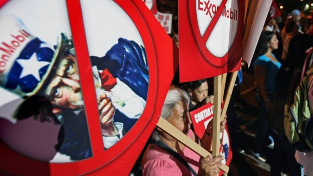 Manifestantes protestan en Venezuela contra Exxon