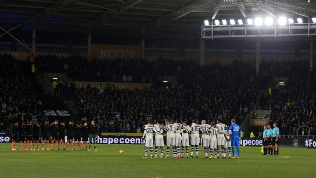 Hull and Newcastle players pause in tribute for the members of the Brazilian team Chapecoense
