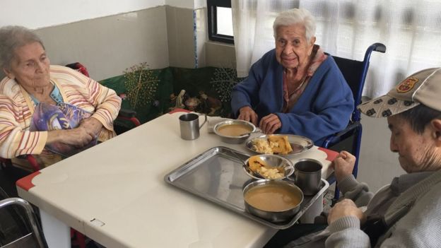 Tres ancianos en la mesa