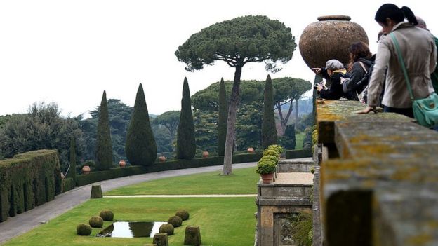 Gente en los jardines de la residencial papal en Castelgandolfo