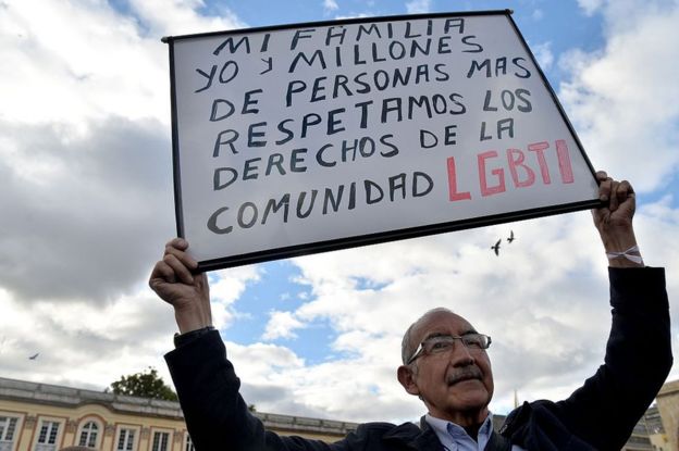 Hombre con cartel a favor de la comunidad LGTB en Colombia