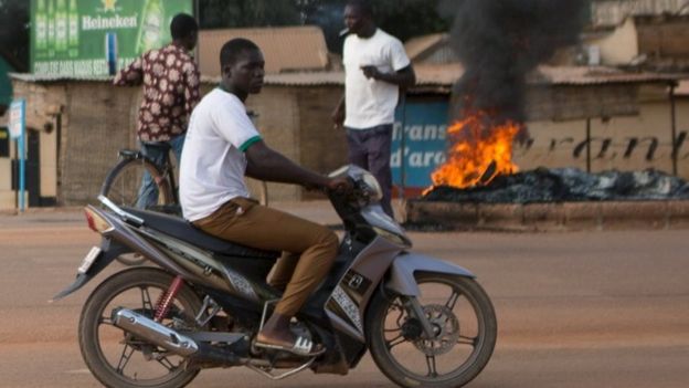 Anti-coup protesters stand next to burning tires in Ouagadougou, Burkina Faso, 17 September 2015