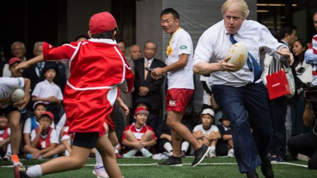 Boris Johnson approaches Toki Sekiguchi
