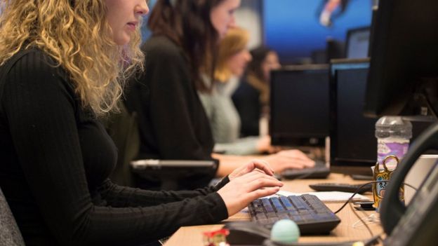 Una trabajadora en una oficina