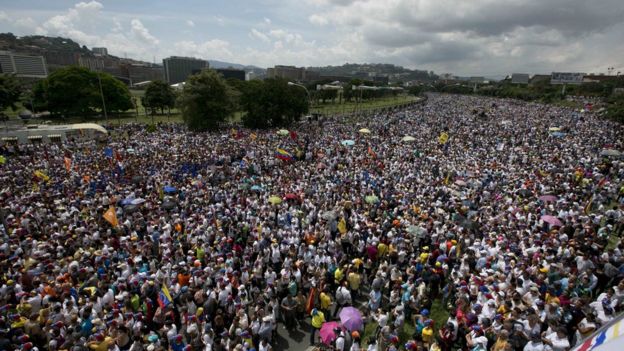 Hàng trăm ngàn người tuần hành chống ông Maduro hôm thứ Tư