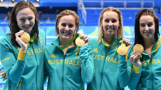 El equipo australiano de 4x100 metros estilo libre con sus medallas de oro