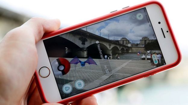 Un teléfono con Pokémon Go