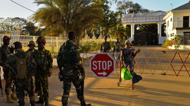 Ecowas soldiers guard State House in Banjul (24/01/2017)