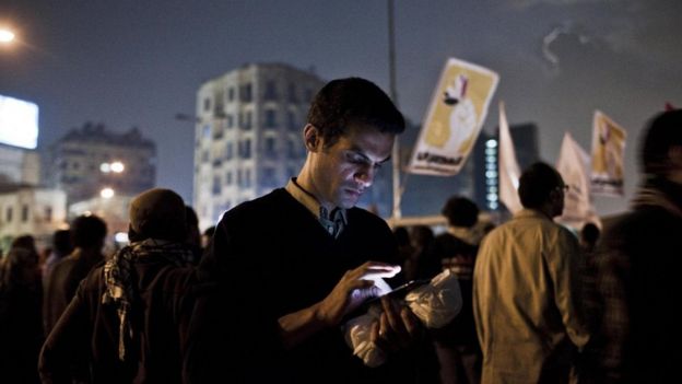 متظاهرون في ميدان التحرير يستخدمون هواتفهم للوصول إلى الانترنت