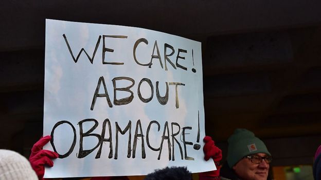 Cartel que dice: Nos importa el Obamacare