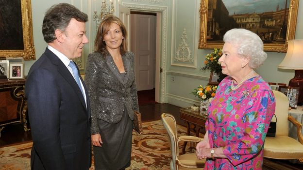 Juan Manuel Santos, su esposa María Clemencia Rodríguez y la Reina Isabel II