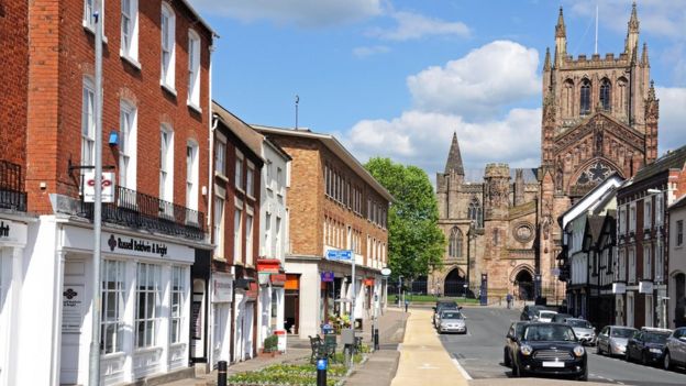 La catedral y una calle céntrica de Hereford, Herefordshire, Inglaterra.